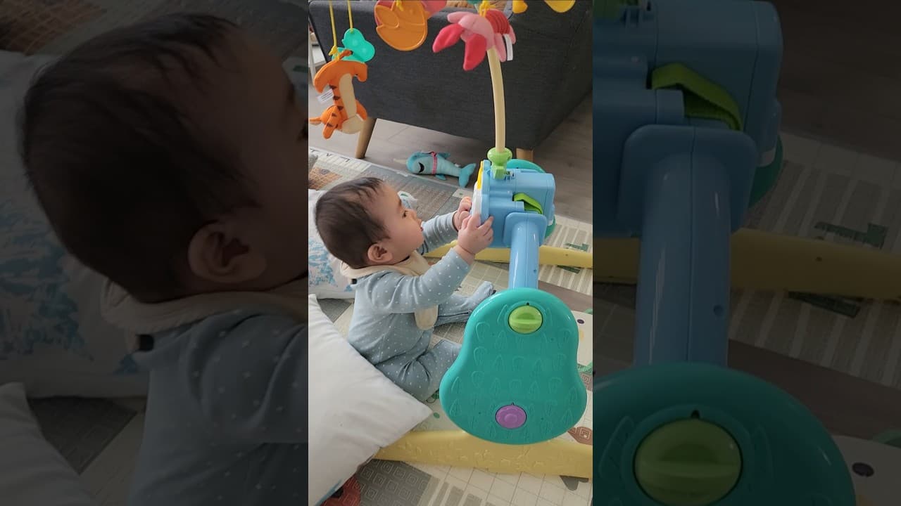 お気に入りのメリーで遊ぶ赤ちゃん (生後7ヶ月) カナダで子育て